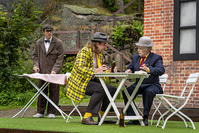 v.l.n.r.: Rouven Klischies (Kjeld), Marvin Thiede (Benny) und Hans B. Goetzfried (Egon).</br>

Foto: Pixore – Dirk Rückschloß