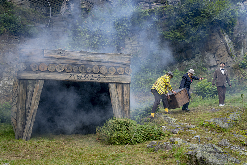 v.l.n.r.: 	Marvin Thiede (Benny), Hans B. Goetzfried (Egon) und Rouven Klischies (Kjeld).</br>

Foto: Pixore – Dirk Rückschloß