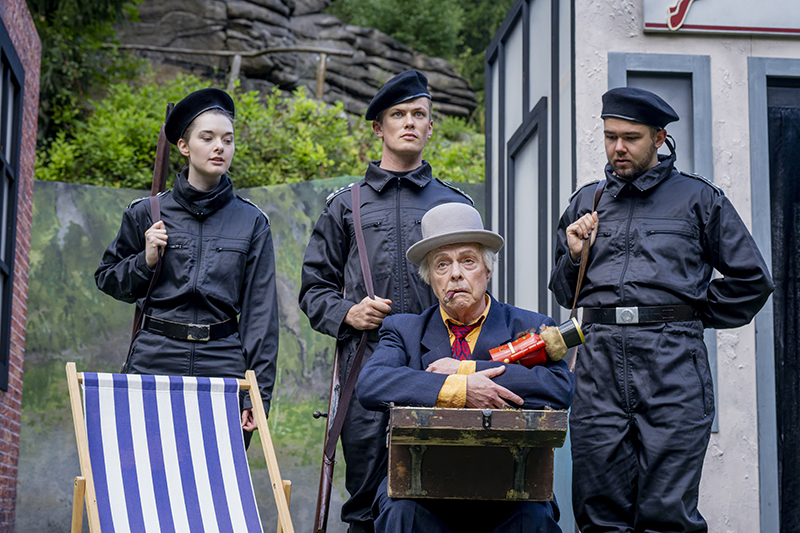 v.l.n.r.: Christin Schwind (Rekrut), Christian Harnisch (Rekrut), Hans B. Goetzfried (Egon) und Eric Balcar (Rekrut).</br>

Foto: Pixore – Dirk Rückschloß