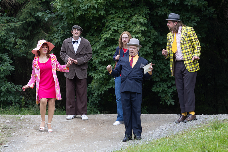v.l.n.r.: Kerstin Maus (Yvonne), Rouven Klischies (Kjeld), Griffin Weiß (Børge), Hans B. Goetzfried (Egon) und Marvin Thiede (Benny).</br>

Foto: Photoron - Ronny Küttner