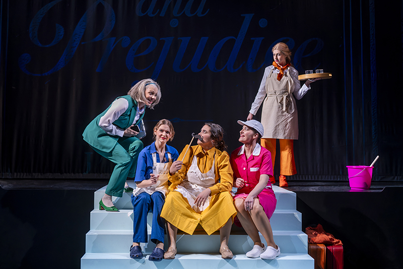 v.l.n.r.: Marie-Louise von Gottberg (Flo), Nadja Roxana Schimonsky (Effie), Annalena Oswald (Tillie), Heidi Lehnert (Anne) und Julia Sylvester (Clara).</br>

Foto: Dirk Rückschloß/Pixore Photography