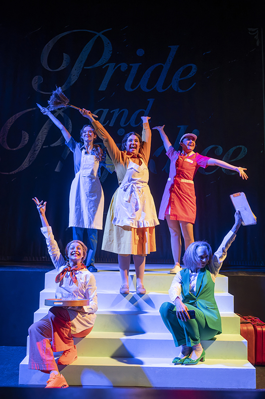 im Hintergrund: Nadja Roxana Schimonsky (Effie), Annalena Oswald (Tillie) und Heidi Lehnrt (Anne).</br>
im Vordergrund: Julia Sylster (Clara) und Marie-Louise von Gottberg (Flo).</br>

Foto: Dirk Rückschloß/Pixore Photography