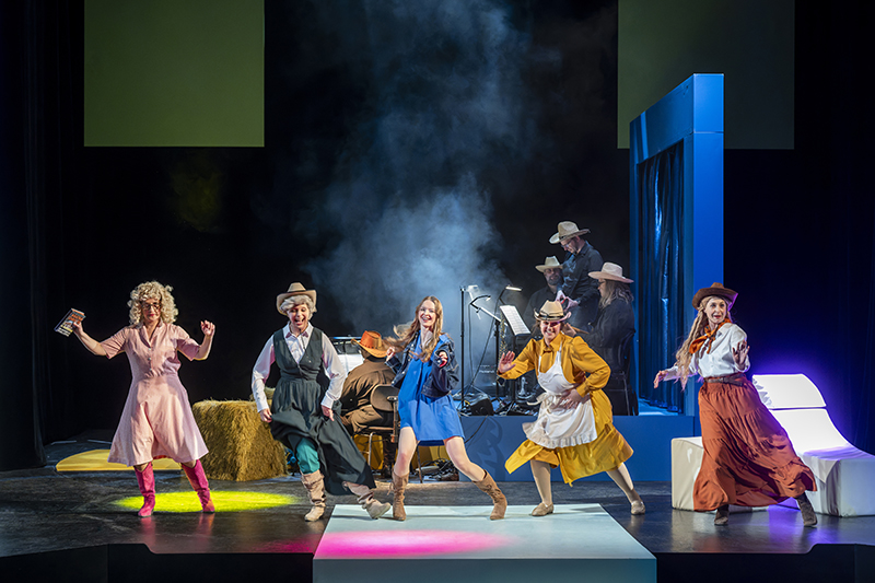 im Hintergrund: Band</br>
im Vordergrund: Heidi Lehnert (Mary Bennet), Marie-Louise von Gottberg (Mrs Bennet), Nadja Roxana Schimonsky (Elisabeth Bennet), Annalena Oswald (Tilli) und Julia Sylester (Jane Bennet).</br>

Foto: Dirk Rückschloß/Pixore Photography