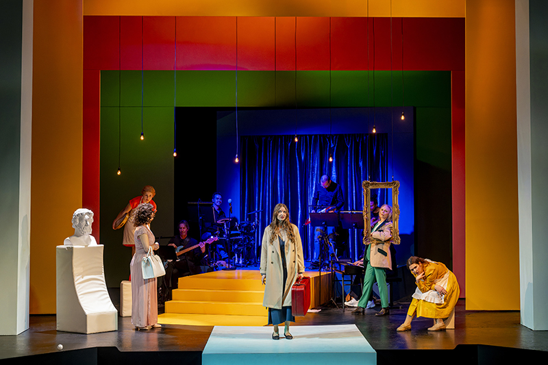 im Hintergrund: Band</br>
im Vordergrund: Julia Sylvester (Clara), Heidi Lehnert (Mrs Gardiner), Nadja Roxana Schimonsky (Elisabeth Bennet), Marie-Louise von Gottberg (Fitzwilliam Darcy) und Annalena Oswald (Tillie).</br>

Foto: Dirk Rückschloß/Pixore Photography