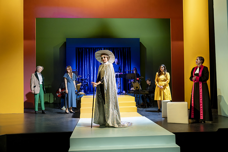 im Hintergrund: Band</br>
im Vordergrund: Marie-Louise von Gottberg (Fitzwilliam Darcy), Nadja Roxana Schimonsky (Elisabeth Bennet), Julia Sylester (Lady Catherine de Bourgh), Annalena Oswald (Charlotte Lucas) und Heidi Lehenrt (Mister Colins).</br>

Foto: Dirk Rückschloß/Pixore Photography