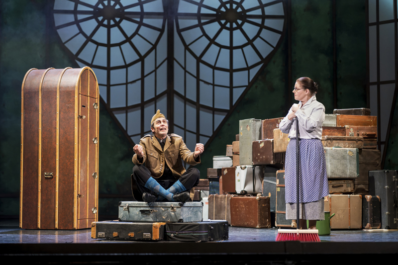 v.l.n.r.: László Varga (Frederic Chasuble) und Bettina Grothkopf (Laetitia Prism).<br />Foto: Dirk Rückschloß/Pixore Photography