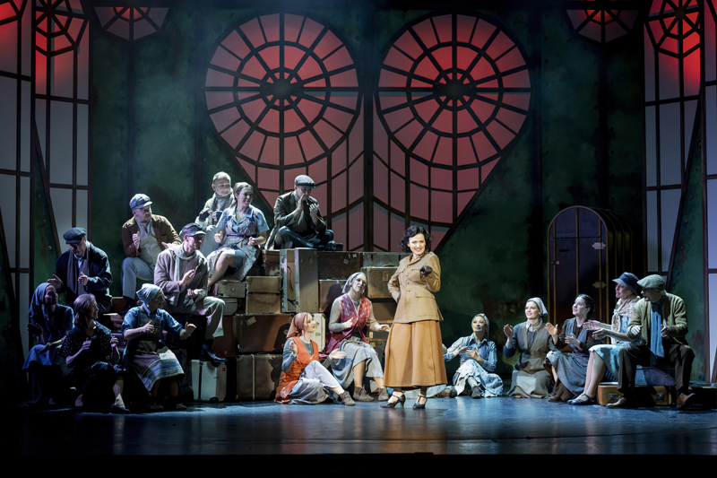 im Hintergrund: Tänzerinnen und Opernchor des Eduard-von-Winterstein-Theaters.<br />im Vordergrund: Zsófia Szabó (Cecily).<br />Foto: Dirk Rückschloß/Pixore Photography