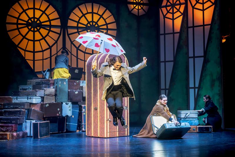 im Hintergrund: Tänzerinnen des Eduard-von-Winterstein-Theaters.<br />im Vordergrund: Richard Glöckner (Algernon).<br />Foto: Dirk Rückschloß/Pixore Photography