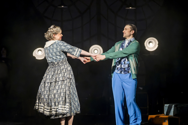 v.l.n.r.: Magdalena Hallste (Gwendolen) und Vincent Wilke (Jack).<br />Foto: Dirk Rückschloß/Pixore Photography