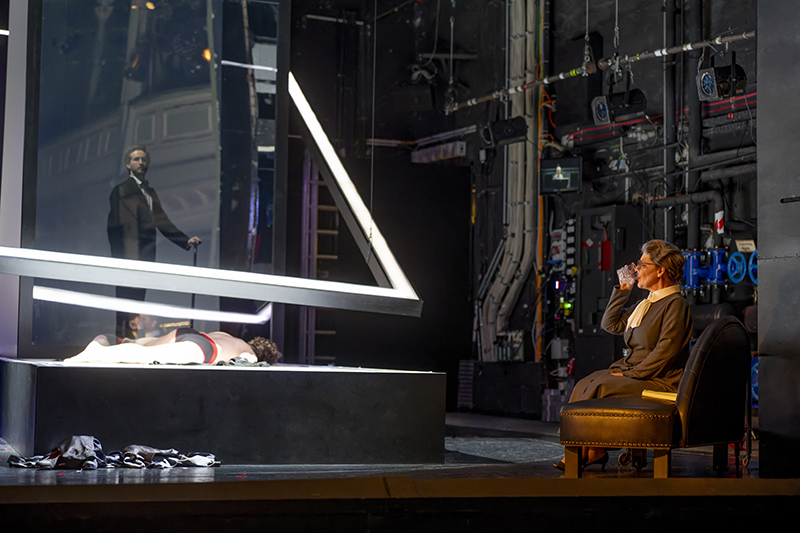 im Hintergrund: Angus Simmons (Lord Henry Wotton).
im Vordergrund: Richard Glöckner (Dorian Gray) und Bettina Grothkopf (Mrs Leaf).
Foto: Dirk Rückschloß/Pixore Photography