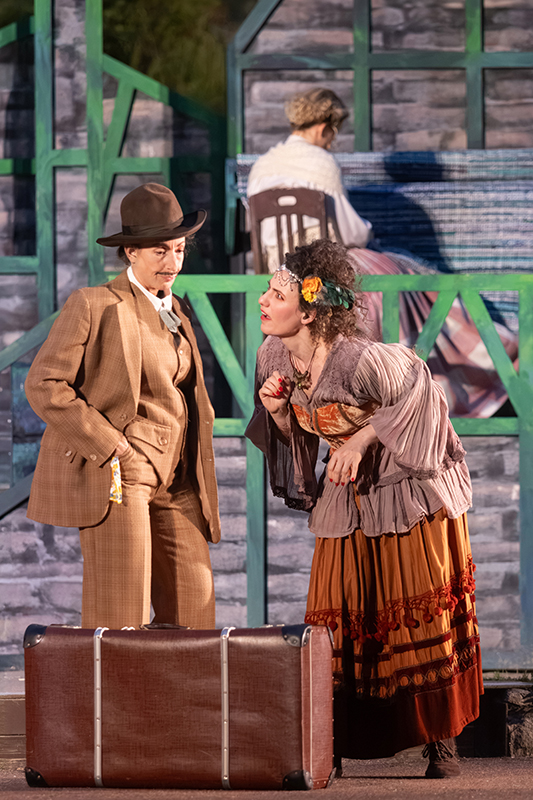 im Hintergrund: Annika Steinkamp (Angelika „Engelchen“ Hofmann).</br>
im Vordergrund: Sigalit Feig (Franz Arndt) und Zsófia Szabó (Wilhelmine).</br></br>

Foto: Photoron - Ronny Küttner