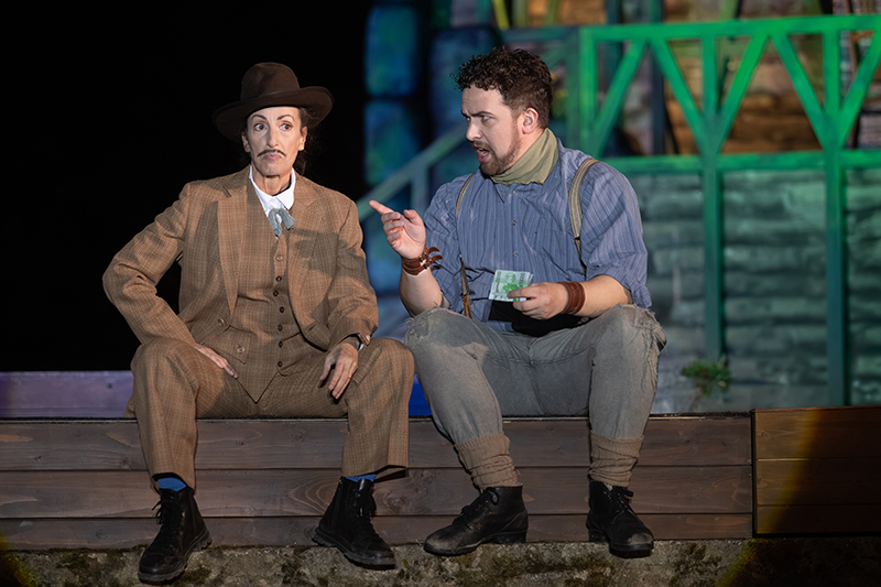 v.l.n.r.: Sigalit Feig (Franz Arndt) und Marc Trojan (Eduard Hauser).</br></br>

Foto: Photoron - Ronny Küttner