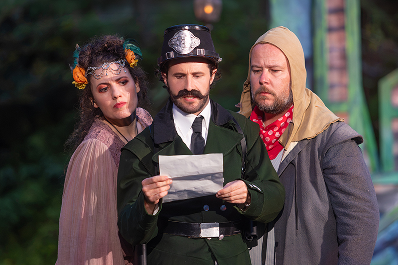 v.l.n.r.: Zsófia Szabó (Wilhelmine), Angus Simmons (Kommissar Karl) und Lukáš Šimonov (Hundejunge Schulze).</br></br>

Foto: Photoron - Ronny Küttner