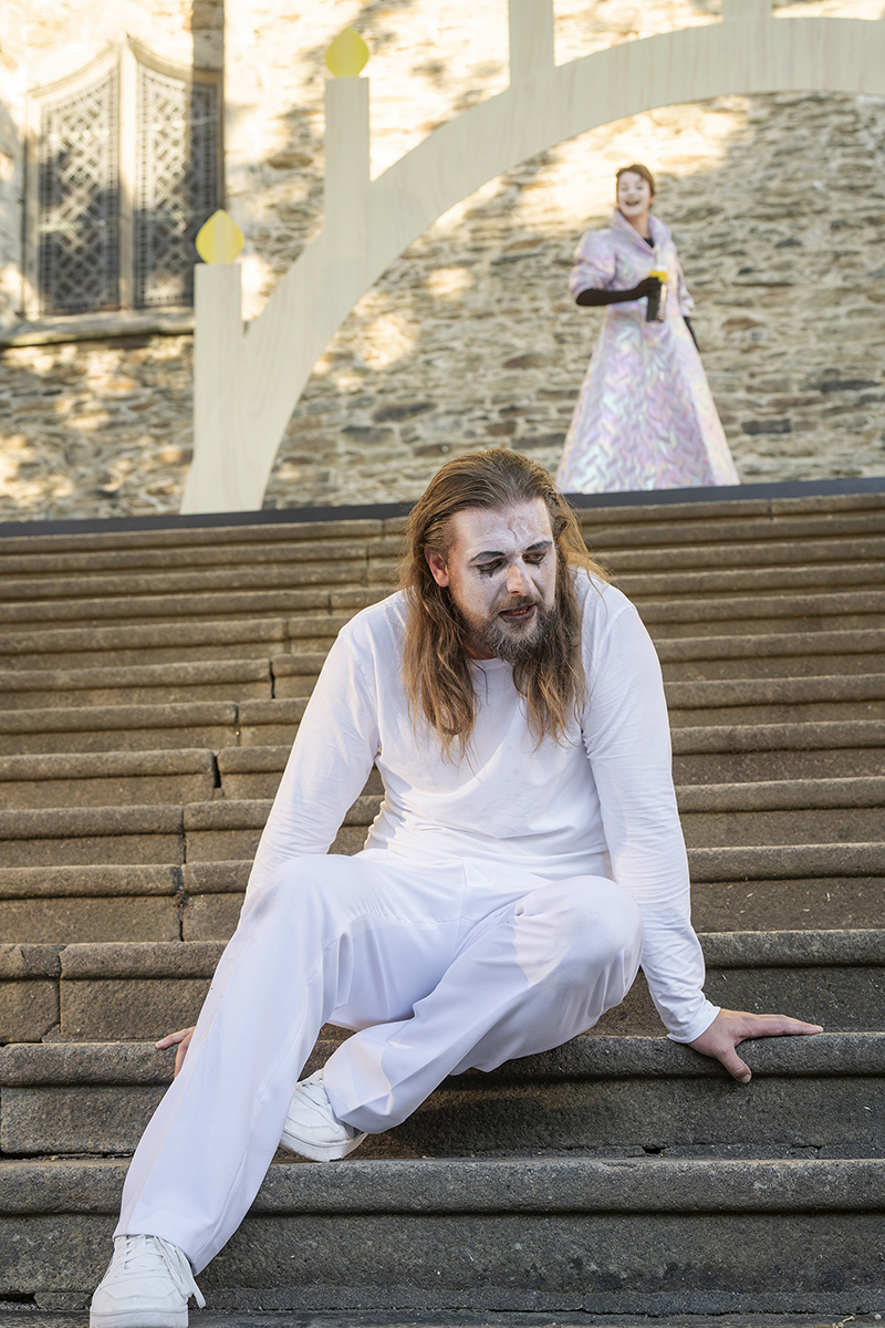 im Vordergrund: Marvin Thiede (Jedermann).<br />
im Hintergrund:  Flora Hänsel (Fortschritt).<br />
Foto: Dirk Rückschloß/Pixore Photography