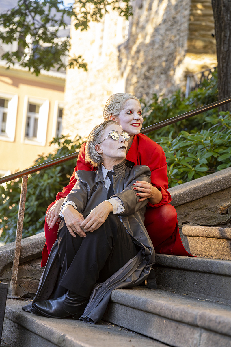 Marie-Louise von Gottberg (Tod) und Kerstin Maus (Teufel).<br />
Foto: Dirk Rückschloß/Pixore Photography