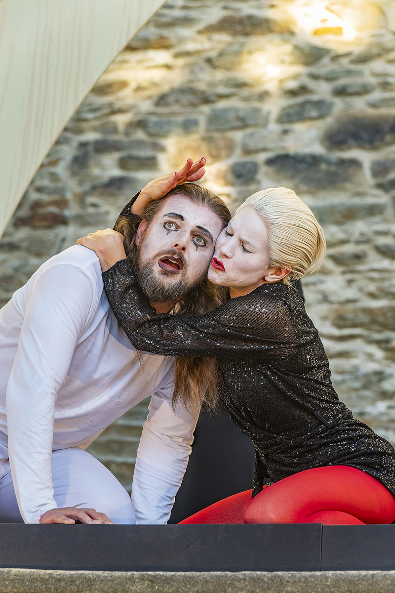 Marvin Thiede (Jedermann) und Kerstin Maus (Teufel).<br />
Foto: Dirk Rückschloß/Pixore Photography
