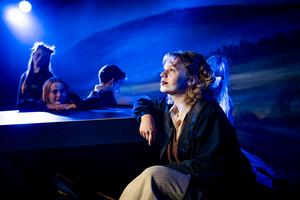 Im Vordergrund: Emily Röhner.
Im Hintergrund: Erzählende.</br>

Foto: Dirk Rückschloß/Pixore Photography