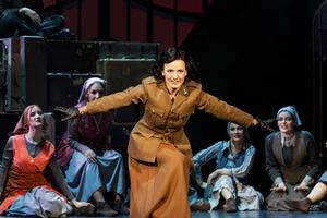 im Hintergrund: Tänzerinnen des Eduard-von-Winterstein-Theaters.<br />im Vordergrund: Zsófia Szabó (Cecily).<br />Foto: Dirk Rückschloß/Pixore Photography