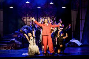 im Hintergrund: Tänzerinnen und Opernchor des Eduard-von-Winterstein-Theaters.<br />im Vordergrund: Richard Glöckner (Algernon).<br />Foto: Dirk Rückschloß/Pixore Photography