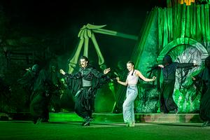 v.l.n.r.: Adrian Laza (Azrel), Julia Wunderlich (Cynthia) und Schatten.</br>

Foto: Dirk Rückschloß / Pixore Photography