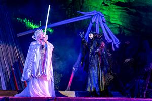 v.l.n.r.: Katharina Meissner (Feariel, Elfenkönigin) und Christian Venzke (Tenebris, Schattenkönig).</br>

Foto: Dirk Rückschloß / Pixore Photography