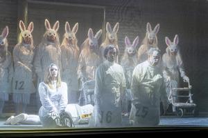 im Hintergrund: Opernchor des Eduard-von-Winterstein-Theaters.
im Vordergrund: Malina Höfflin (Helga), Angus Simmons (Franz) und Ivaylo Guberov (Richard).
Foto: Dirk Rückschloß/Pixore Photography