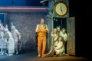 v.l.n.r.: Opernchor des Eduard-von-Winterstein-Theaters, Theo Rohde (Peter), Malina Höfflin (Helga), Ivaylo Guberov (Richard), Angus Simmons (Franz) und Zsófia Szabó (Petra).
Foto: Dirk Rückschloß/Pixore Photography