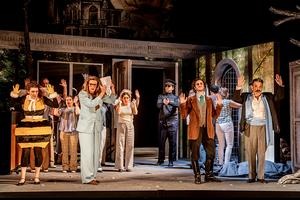 v.l.n.r.: Zsófia Szabó (Petra), Malina Höfflin (Helga), Oliver Hirte (Polizist), Angus Simmons (Franz), Ivaylo Guberov (Richard) und Opernchor des Eduard-von-Winterstein-Theaters.
Foto: Dirk Rückschloß/Pixore Photography