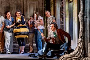 im Hintergrund: Bridgette Brothers und Zsófia Szabó (Petra).
im Vordergrund: Angus Simmons (Franz).
Foto: Dirk Rückschloß/Pixore Photography