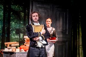im Vordergrund: Angus Simmons (Franz).
im Hintergrund: Malina Höfflin (Helga).
Foto: Dirk Rückschloß/Pixore Photography