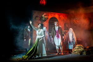 v.l.n.r.: Beatrice Löffelholz (Die Uhrmacherin), Zsófia Szabó (Petra) und Theo Rohde (Peter).
Foto: Dirk Rückschloß/Pixore Photography