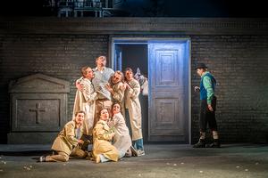 v.l.n.r.: Damen des Opernchor des Eduard-von-Winterstein-Theaters, Theo Rohde (Peter) und Volker Tancke (Kutscher).
Foto: Dirk Rückschloß/Pixore Photography