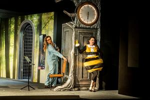 v.l.n.r.: Malina Höfflin (Helga) und Zsófia Szabó (Petra).
Foto: Dirk Rückschloß/Pixore Photography